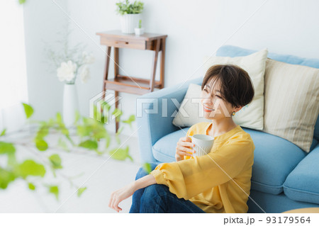 リビングの女性 93179564