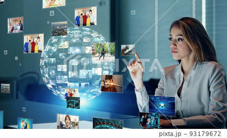 映像を見る女性 93179672