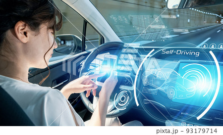 自動運転車に乗る女性 93179714