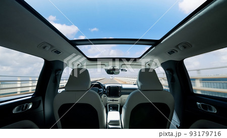 青空の下を走る無人の自動車の車内風景 自動運転車 青空の下を走る無人の自動車の車内風景 自動運転車 93179716