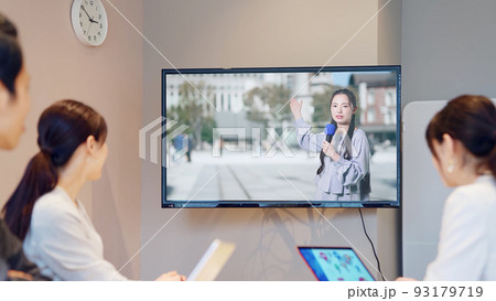 テレビ中継を見る人々 テレビ中継を見る人々 93179719