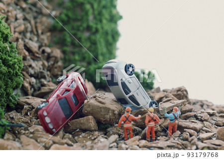 土砂災害で埋まった自動車 93179768