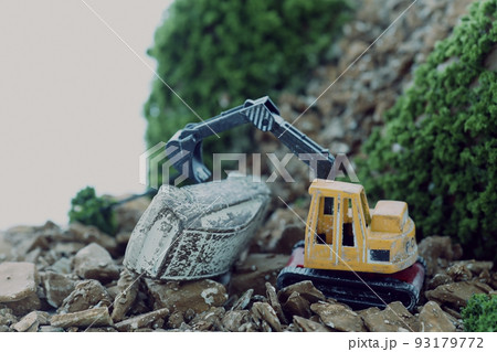 土砂災害で埋まった自動車 93179772
