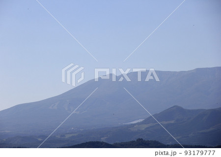 宮城県と山形県の県境に連なる「蔵王連峰」を構成する山の一つ、「不忘山」の風景 宮城県と山形県の県境に連なる「蔵王連峰」を構成する山の一つ、「不忘山」の風景 93179777