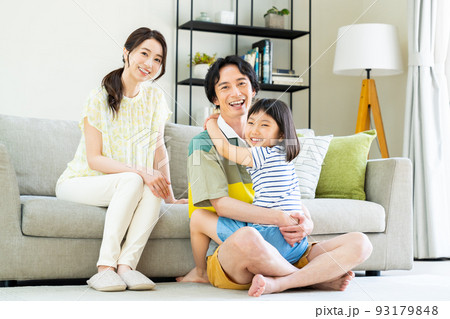 リビングでくつろぐ若い家族 93179848