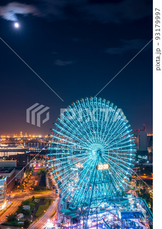 月明りと夜空に美しく輝く横浜みなとみらいの大観覧車の夜景|神奈川県横浜市 月明りと夜空に美しく輝く横浜みなとみらいの大観覧車の夜景|神奈川県横浜市 93179997