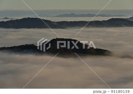 向山連山からの黒井城の雲海 向山連山からの黒井城の雲海 93180139
