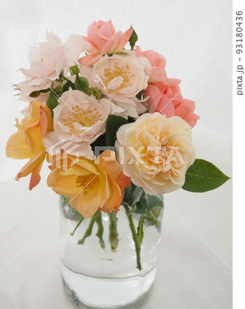 花瓶にいけたバラのブーケ 花瓶にいけたバラのブーケ 93180436