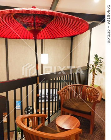 和モダンな休憩スペース 93180601