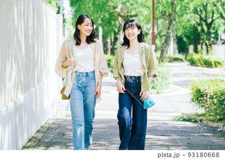 談笑しながら歩く女友達 93180668