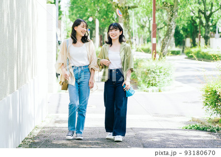 談笑しながら歩く女友達 93180670