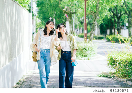 談笑しながら歩く女友達 談笑しながら歩く女友達 93180671