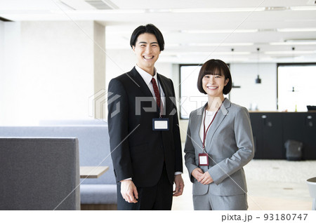 ビジネス　男女　カメラ目線　笑顔　ポートレート 93180747