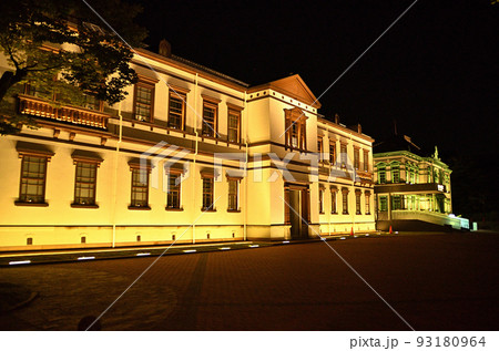 ライトアップされた石川県金沢市の国立工芸館 93180964