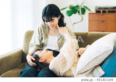 部屋でくつろぐ同性パートナー(女性) 部屋でくつろぐ同性パートナー(女性) 93181109