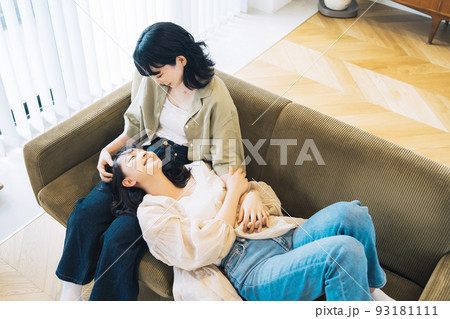 部屋でくつろぐ同性パートナー（女性） 93181111