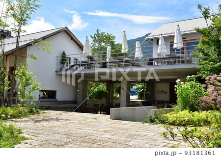 冨士河口湖町　富士大石ハナテラス散策路とショップと新緑 93181361