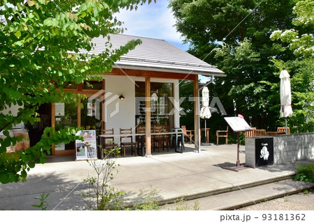 冨士河口湖町　富士大石ハナテラス散策路とショップと新緑 93181362