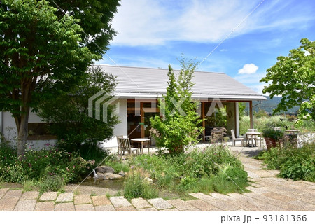 冨士河口湖町 富士大石ハナテラス散策路とショップと新緑 冨士河口湖町 富士大石ハナテラス散策路とショップと新緑 93181366