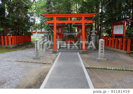 日本の神社と仏閣 : 和歌山県新宮市の熊野速玉大社参道脇の摂社の風景 93181459