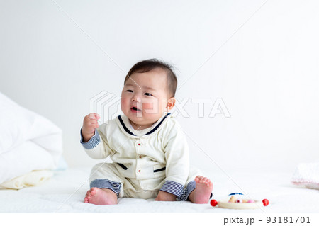 お座りをするあかちゃん　乳児 93181701