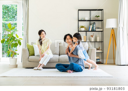 休日のリビングで団らんする若い家族 休日のリビングで団らんする若い家族 93181803