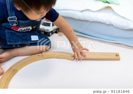 おもちゃで遊ぶ幼児 93181846