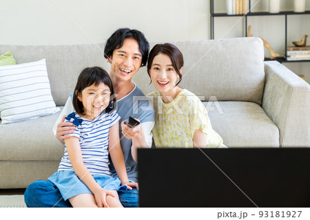 リビングでテレビを見る若い家族 93181927