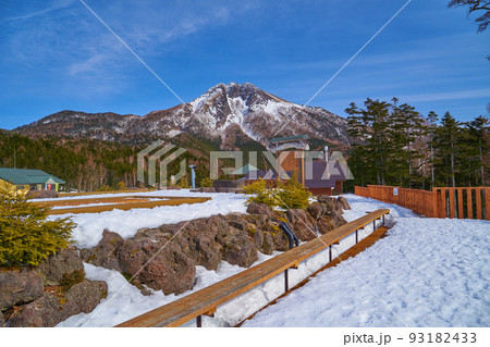 群馬県 冬の丸沼高原日光白根山ロープウェイ山頂駅の天空の足湯から白根山を見る 93182433