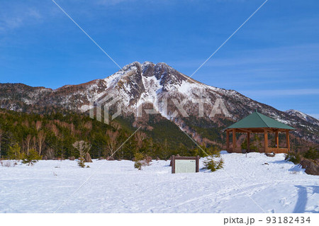 群馬県 冬の丸沼高原日光白根山ロープウェイ山頂駅の東屋付近から白根山を見る 93182434