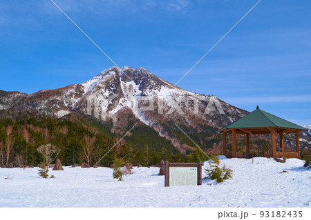 群馬県 冬の丸沼高原日光白根山ロープウェイ山頂駅の東屋付近から白根山を見る 93182435