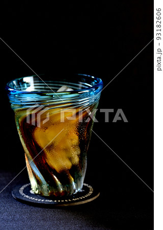 冷たい飲み物  麦茶 黒バック 93182606