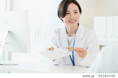 薬を渡す医療従事者 薬を渡す医療従事者 93183146