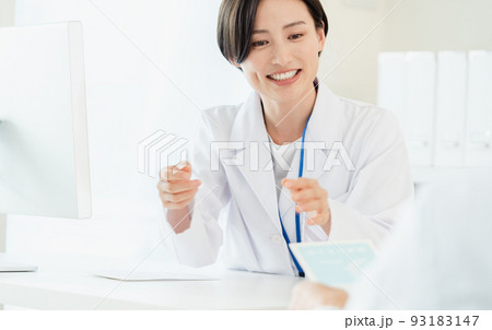 薬を渡す医療従事者 薬を渡す医療従事者 93183147