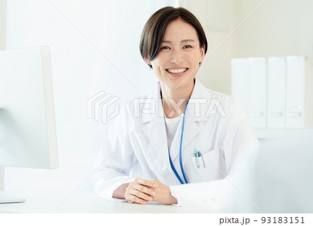 薬を渡す医療従事者 薬を渡す医療従事者 93183151