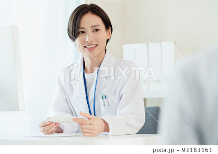 薬を渡す医療従事者 薬を渡す医療従事者 93183161