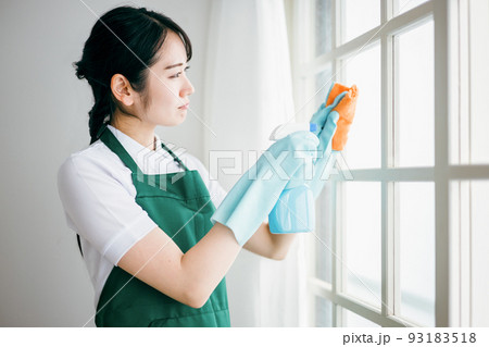 窓を掃除する家事代行の女性(困る) 窓を掃除する家事代行の女性(困る) 93183518