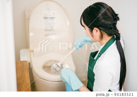 トイレ掃除するハウスキーパーの女性 トイレ掃除するハウスキーパーの女性 93183521