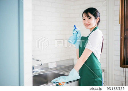 水回りの掃除をするハウスキーパーの女性 水回りの掃除をするハウスキーパーの女性 93183525
