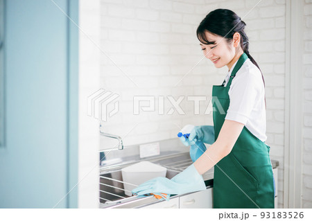 水回りの掃除をするハウスキーパーの女性 93183526