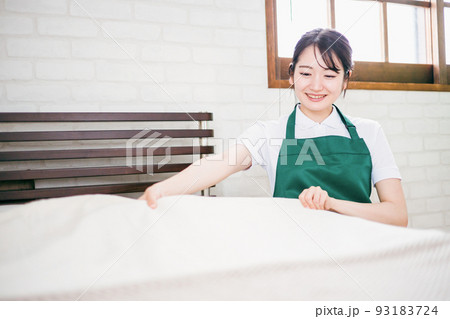 ベッドメイキングする家事代行の女性 93183724
