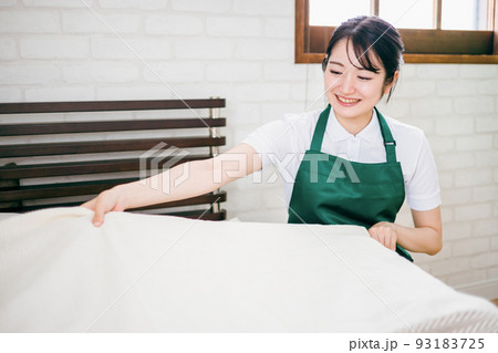 ベッドメイキングする客室清掃員の女性 ベッドメイキングする客室清掃員の女性 93183725