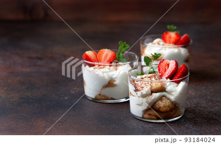 tiramisu with strawberries 93184024