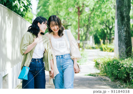 手を繋いで歩く同性パートナー(女性カップル) 手を繋いで歩く同性パートナー(女性カップル) 93184038