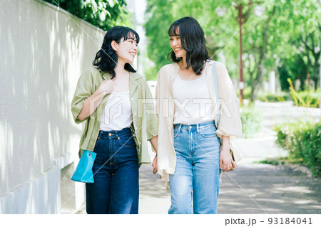 手を繋いで歩く同性パートナー（女性カップル） 93184041