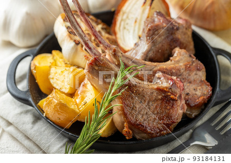 ラムチョップのグリル 93184131