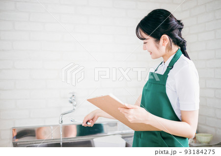 水道を点検する女性(蛇口) 水道を点検する女性(蛇口) 93184275