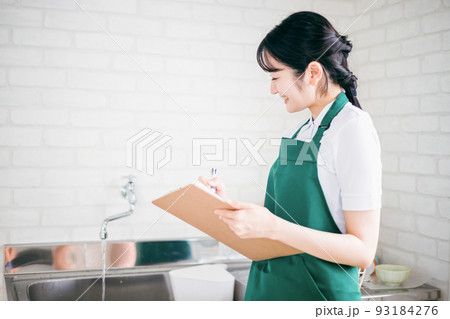 水道を点検する女性（蛇口） 93184276