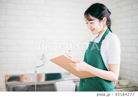 水道を点検する女性（蛇口） 93184277