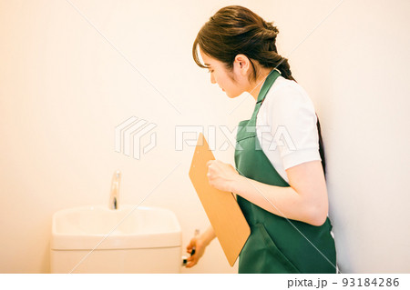 トイレの点検をする女性（タンク） 93184286